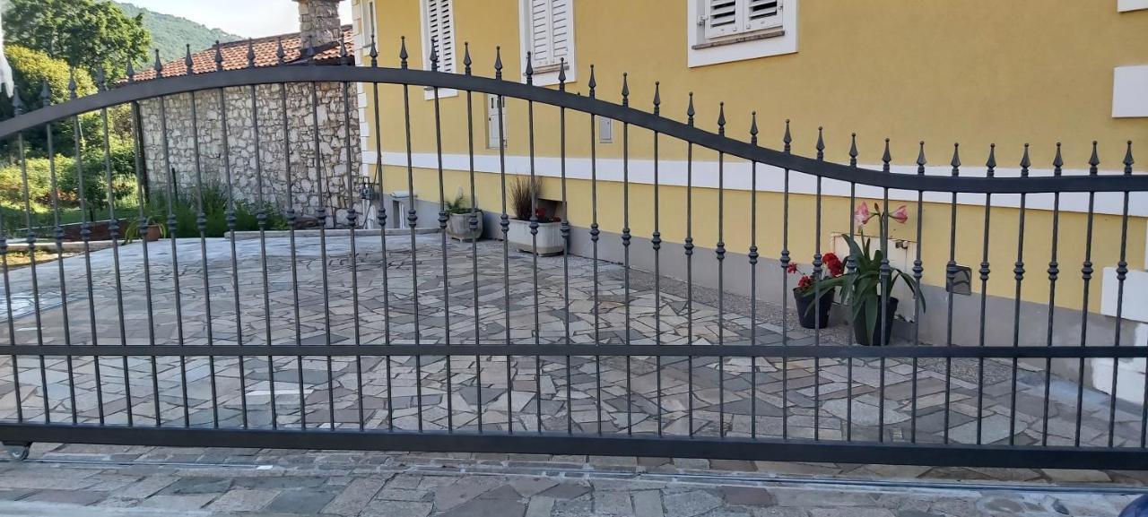 Apartment Peruc With Big Terrace And Beautiful Garden