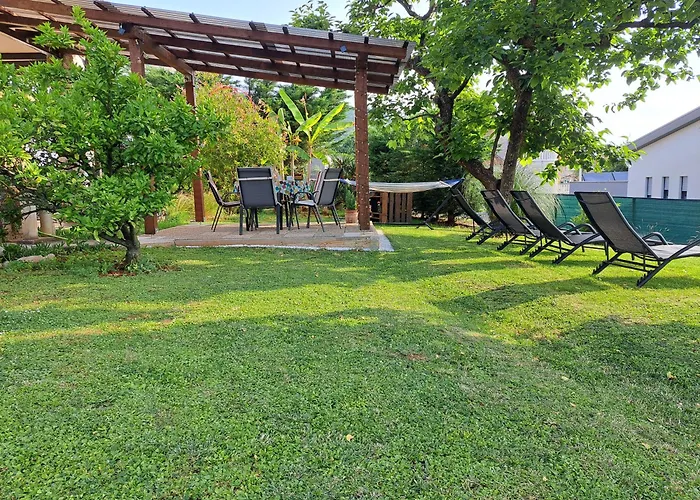 Apartment Peruc With Big Terrace And Beautiful Garden